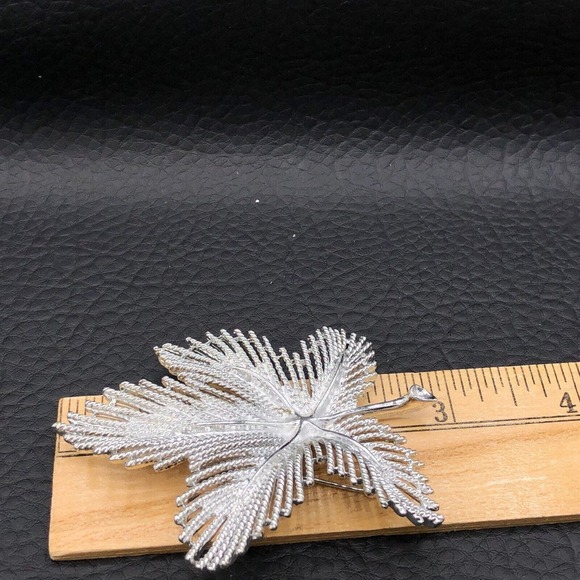 Vintage Sarah Coventry Leaf Brooch Feathery Textured Silver Tone Maximalist Pin0 - Picture 2 of 7